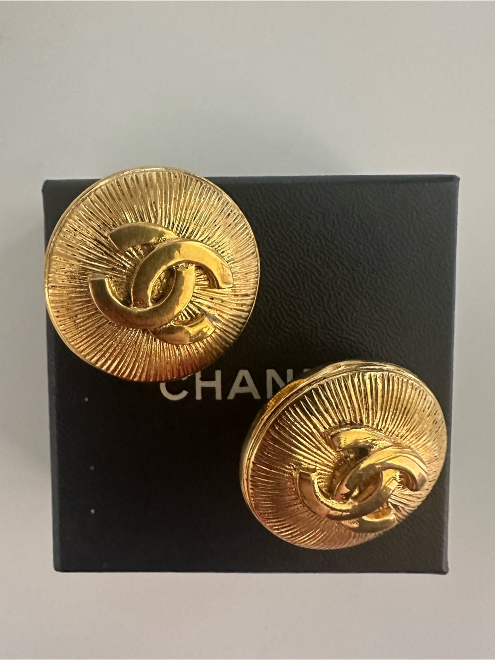 RARE Vintage CHANEL Jumbo CC Sunburst Clip-On Earrings 94P Spring 1994 - Picture 6 of 16